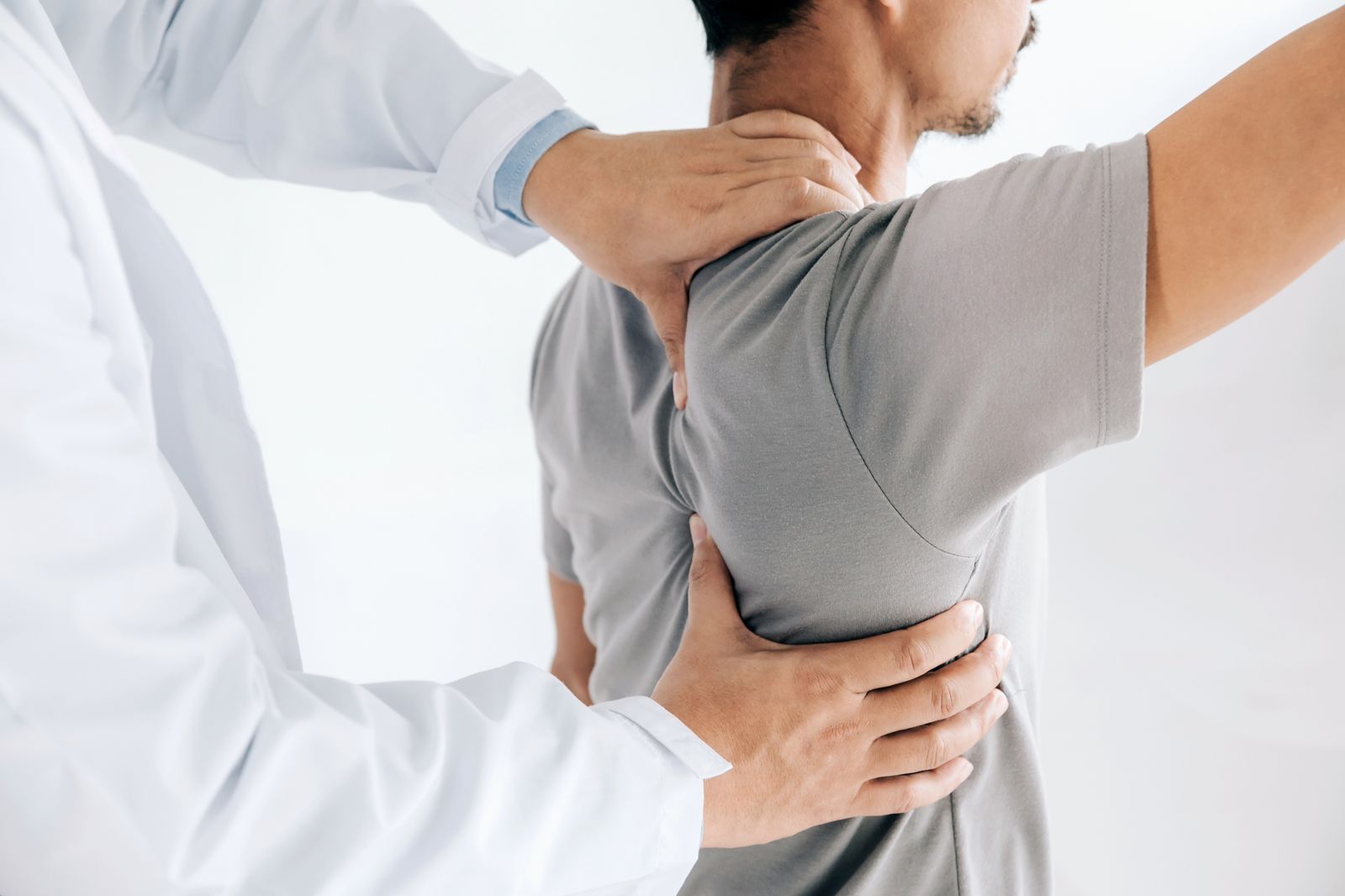 Examen clinique de l'épaule par le Dr. Chauvet